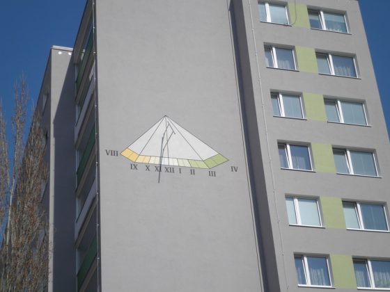 Proč by nemohly být na panelovém domě sluneční hodiny?