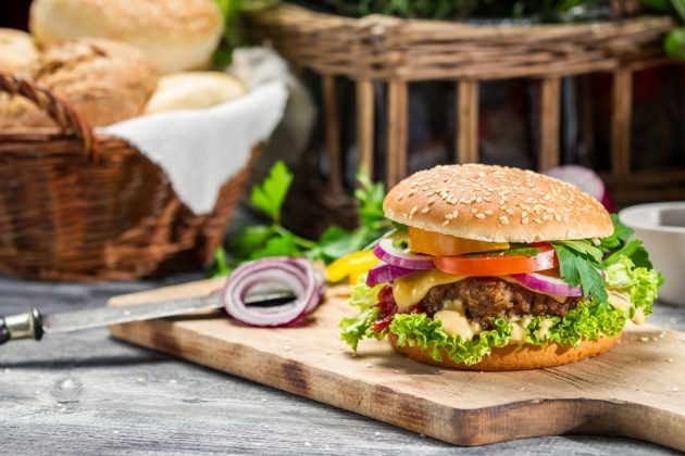 Pro malé i velké chlapy: DOMÁCÍ BURGERY