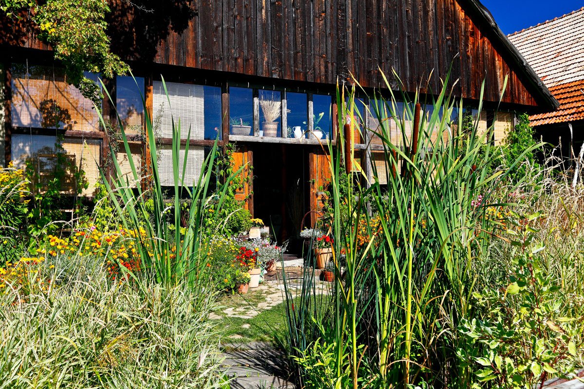 stodola předělaná na bydlení se stálekvetoucí zahradou