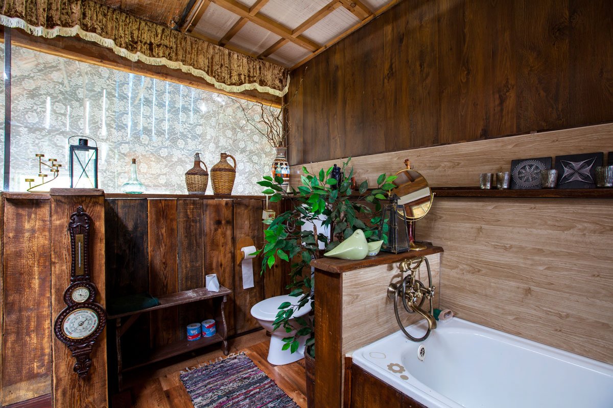 koupelna ve stodole zařízená dřevem