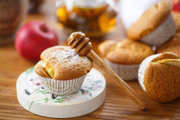 UPEČTE SI NA NEDĚLI: MEDOVÉ MUFFINY S JABLKY