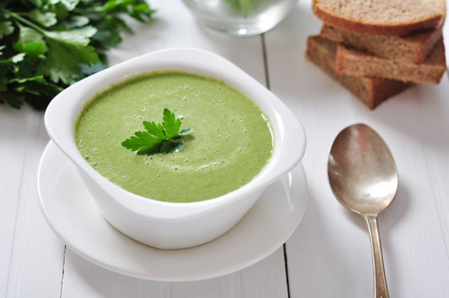 Vitamínová bomba: POLÉVKA S MEDVĚDÍM ČESNEKEM A ŠPENÁTEM