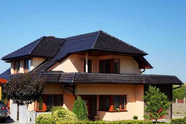 Povrchová úprava tašek má zásadní vliv na vzhled střechy