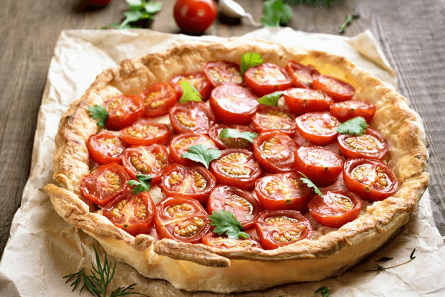 Lehká večeře: Slaný koláč se sýrem a rajčátky nebo rajčatová bruschetta