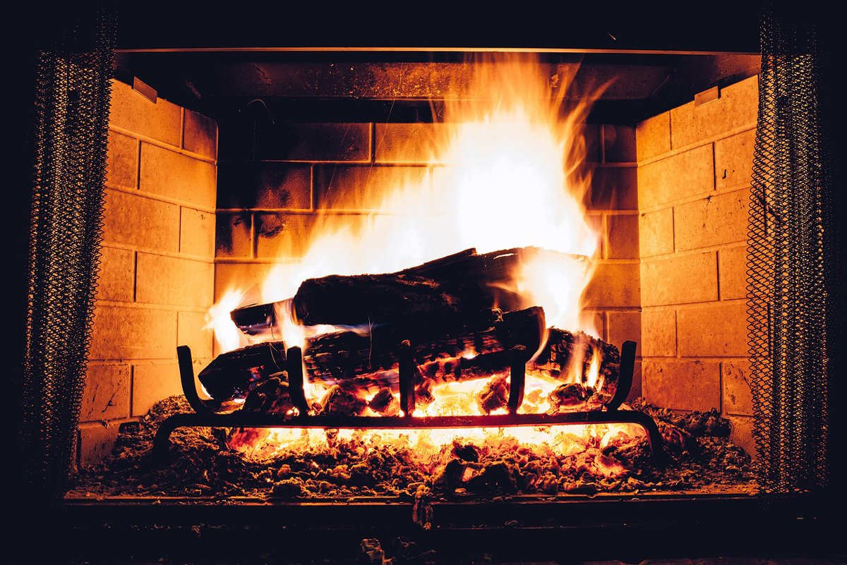topení dřevem