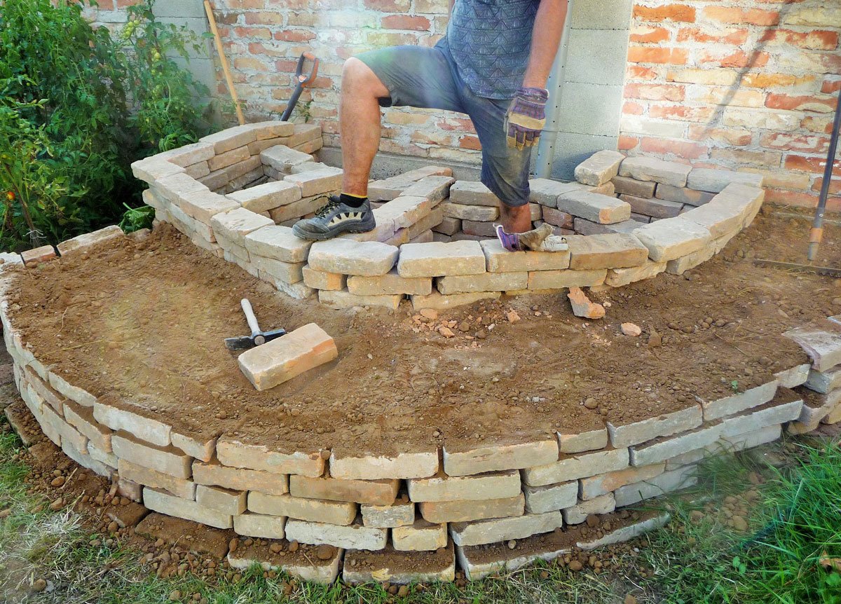 cihlový záhon