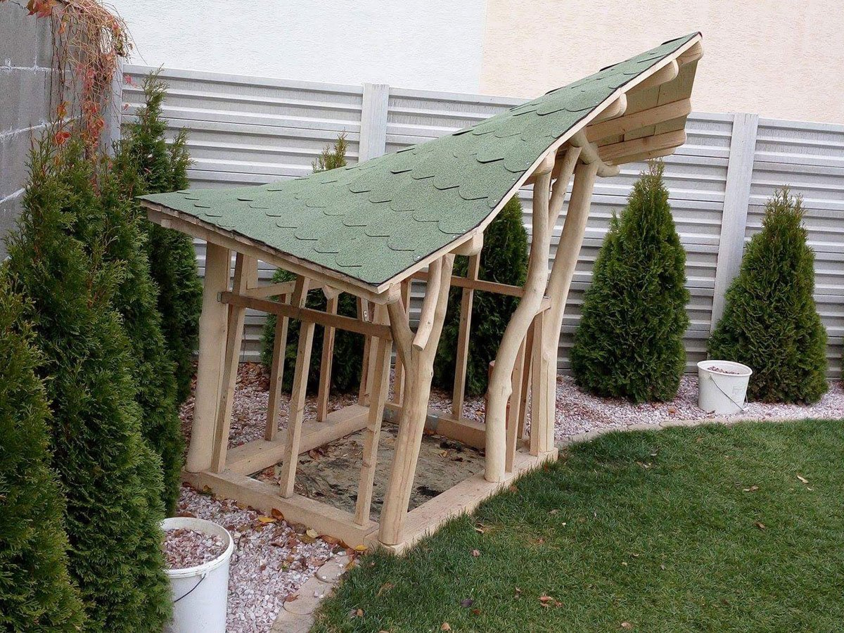 kulatinová konstrukce zahradního domku se střechou