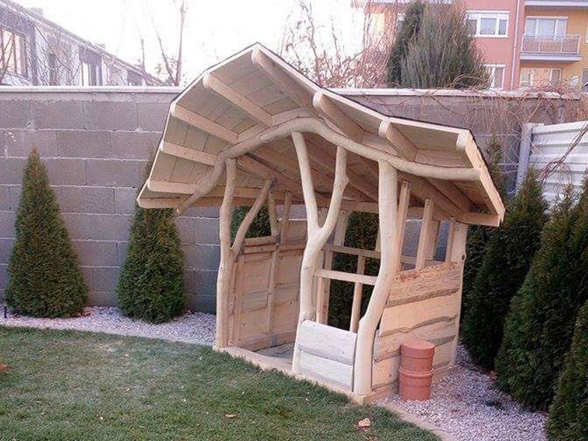 stavba dřevěného zahradního domku