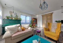 obývací pokoj s barevným nábytkem