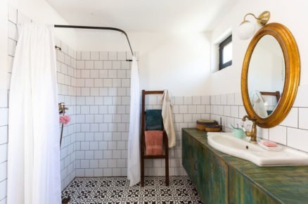 koupelna se vzorovanou podlahou a sprchovacím koutem