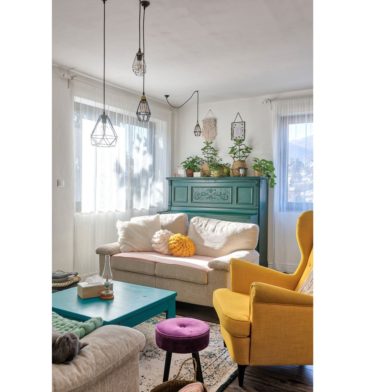 obývací pokoj s barevným nábytkem různych stylů