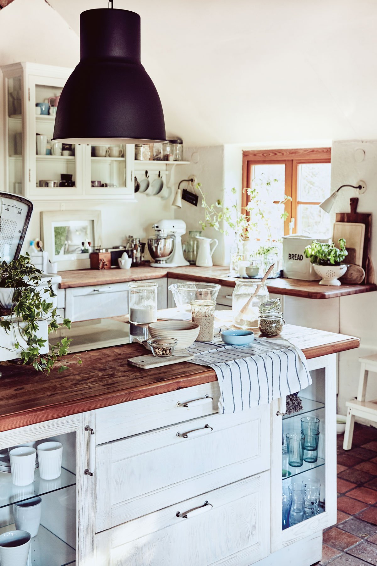 kuchyně v rustikálním stylu, s ostrůvkem a kuchyňskou linkou v bílé barvě