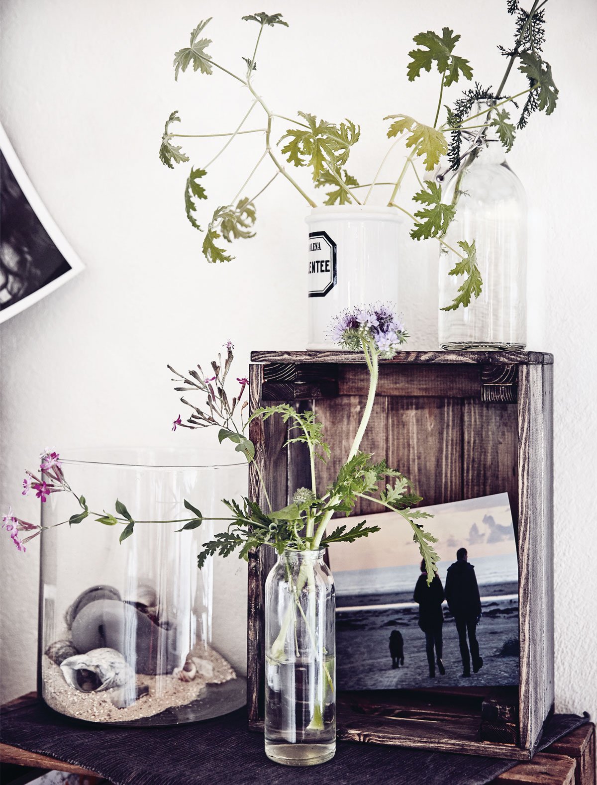 dekorace ze sklených váz a dřevěné bedýnky