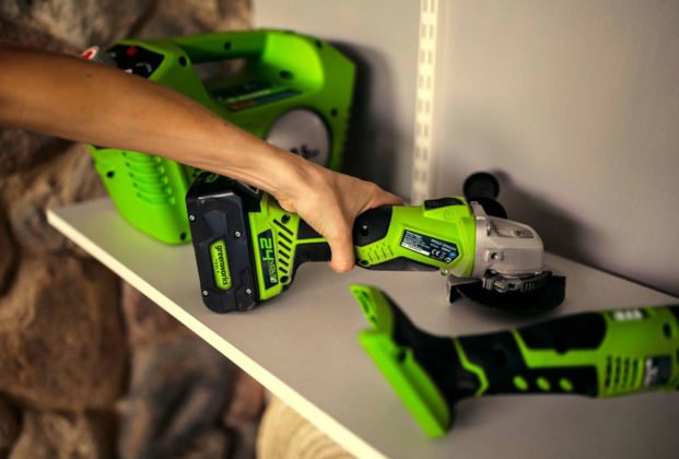 Přišel čas vyhnat z dílny elektrické hady