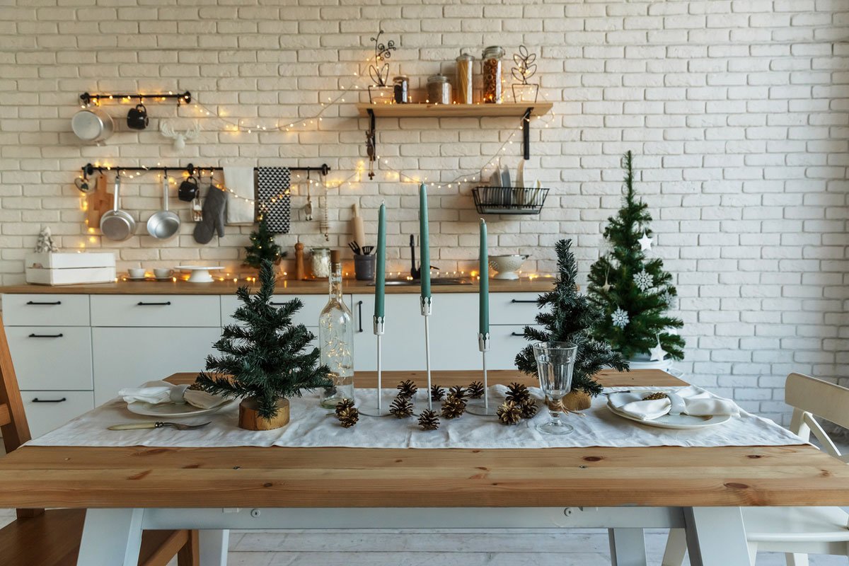 vánoční stolování ve skandinávskem stylu s menšími vánočními stromečky