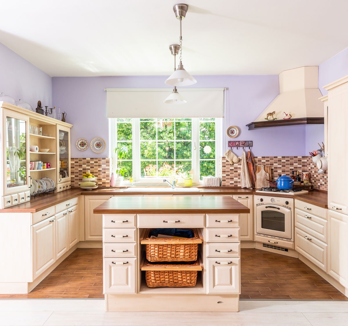 kuchyň ve venkovském stylu v bílé barvě s dřevěnou pracovní deskou a ostrůvkem