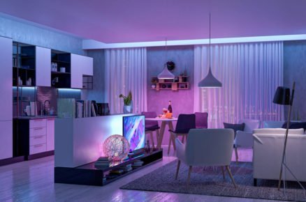 Čeho si všímat při výběru LED osvětlení a ovladače: interier s barevným LED osvětlením
