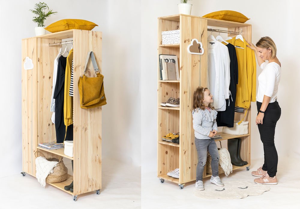 Jak postavit mobilní šatník: hotový dřevěný šatník s oblečením, botami a knížkami.
