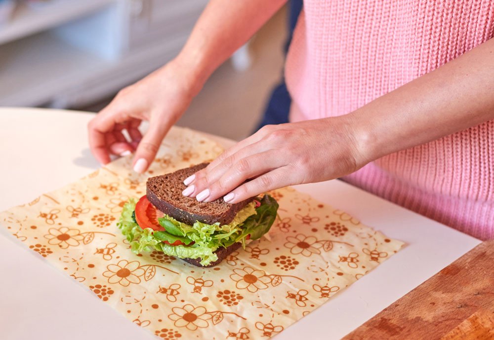 Jak vyrobit voskový ubrousek: balení sendviče do voskového ubrousku
