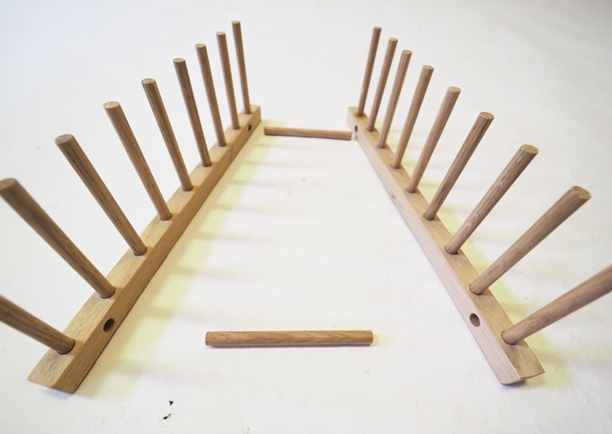 Jak vyrobit multifunkční dřevěný stojan na nádobí nebo knížky: spojování částí stojanu.