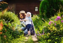 Květen v zahradě podle lunárního kalendáře: matka s dítětem v zahradě