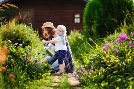Květen v zahradě podle lunárního kalendáře: matka s dítětem v zahradě