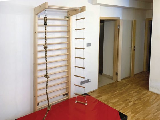 Stavíme pro děti. Žebřiny s lanem a žebříkem (video)