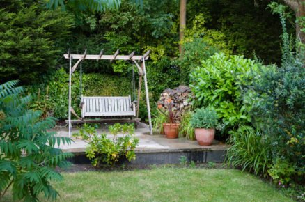 Jak vytvořit voňavou zahradu pro odpočinek: zahrada s houpačkou na betónové terase