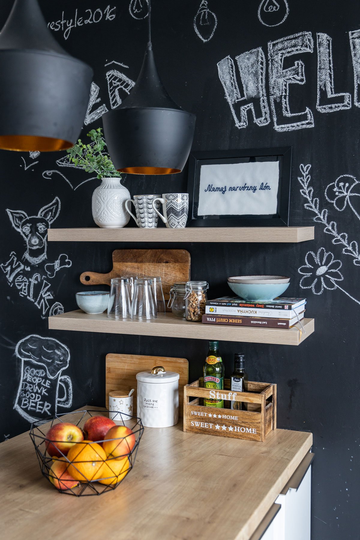 Černá tabulová stěna v kuchyni s otevřenými policemi
