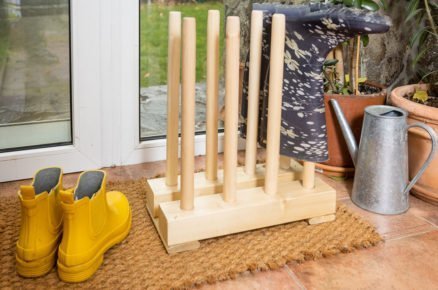 Jak si vyrobit dřevěný stojan na gumáky