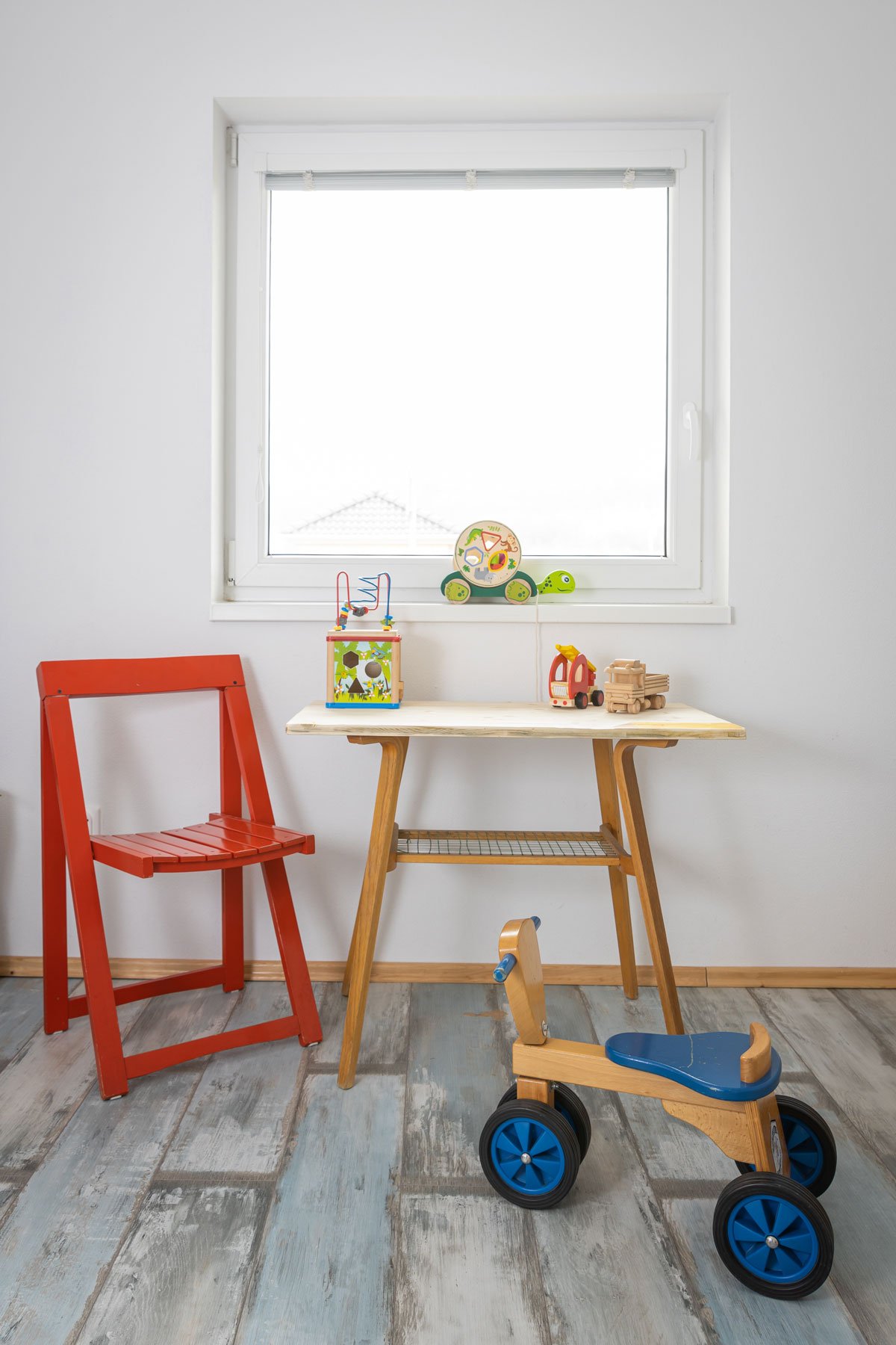 dětský pokoj s recyklovaným stolkem od babičky a dřevěnou skládací žídlí