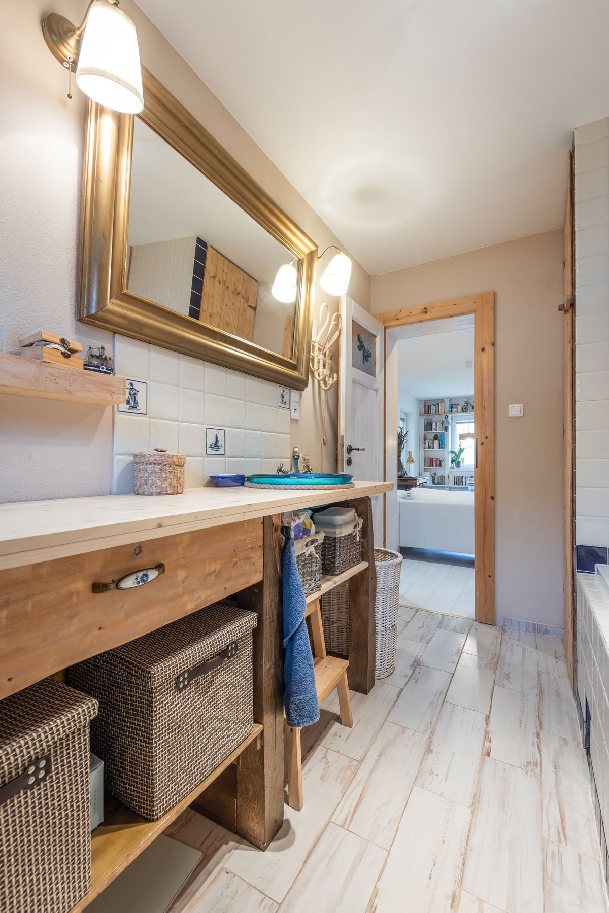 koupelna s dřevěným nábytkem a modro-bílé kombinaci