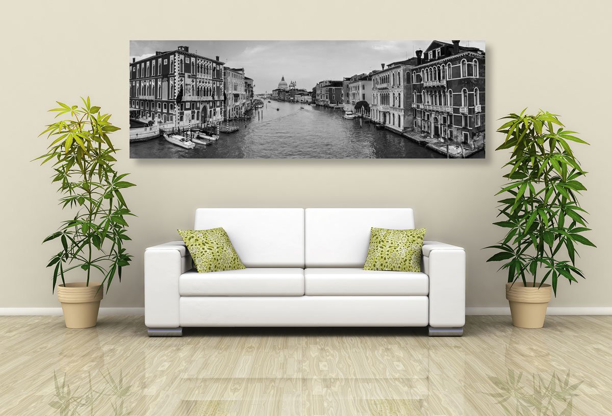 Černobílí obraz slavné kanály v Benátkách