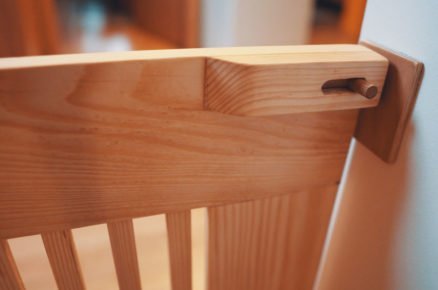 jak vyrobit dřevěnou zábranu na schody: Detail pojistky zábrany