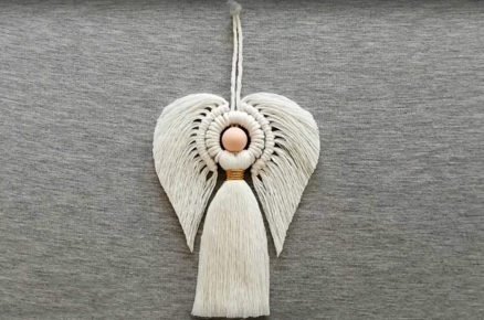 závěsná dekorace andílka vyrobená makramé technikou