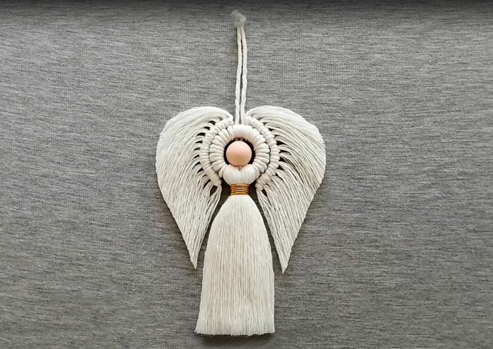 závěsná dekorace andílka vyrobená makramé technikou