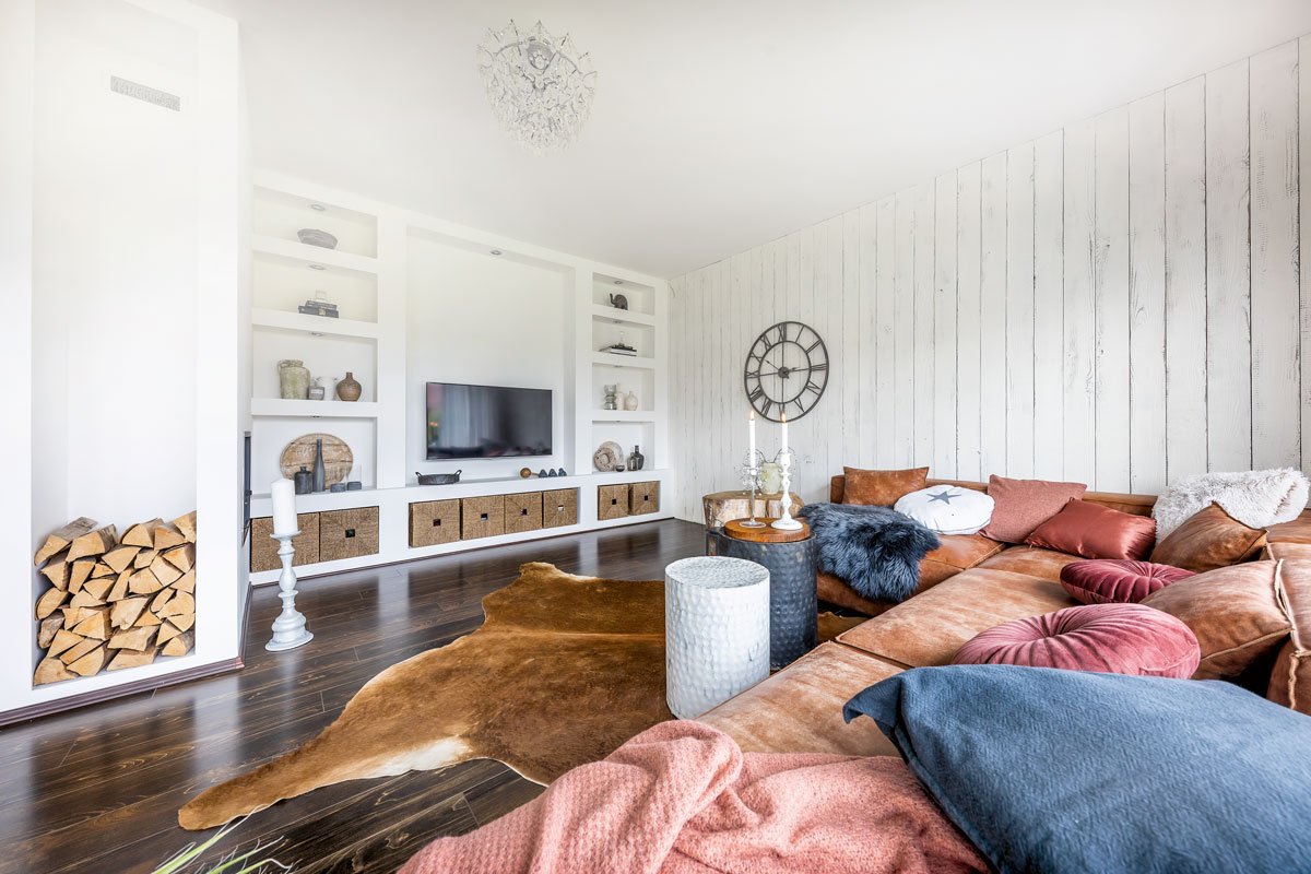 Obývací pokoj ve venkovském stylu s úložnými prostormi zasazenými do zdi.