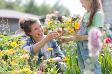 Které letničky si vypěstujete i ze semen: matka s dcerou v květinové zahradě