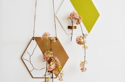 Jak vyrobit papírovou dekoraci na stěnu se živými květy