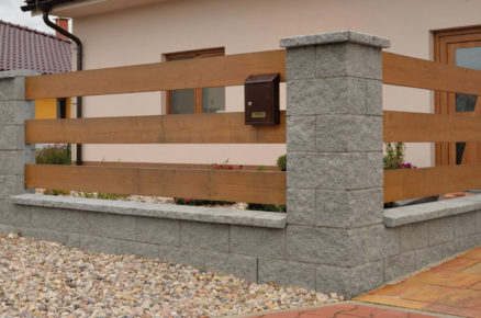 beton určený pro vyplnění plotových betonových tvarovek a podezdívek základových konstrukcí