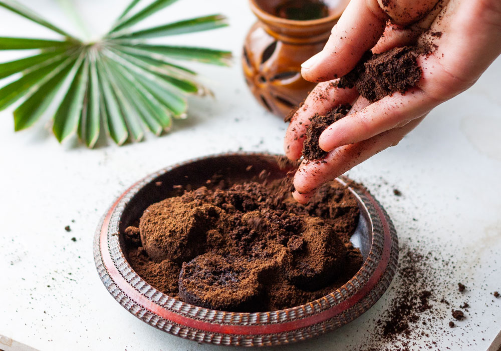 využití kávového lógru v domácnosti, kozmetice a v zahradě