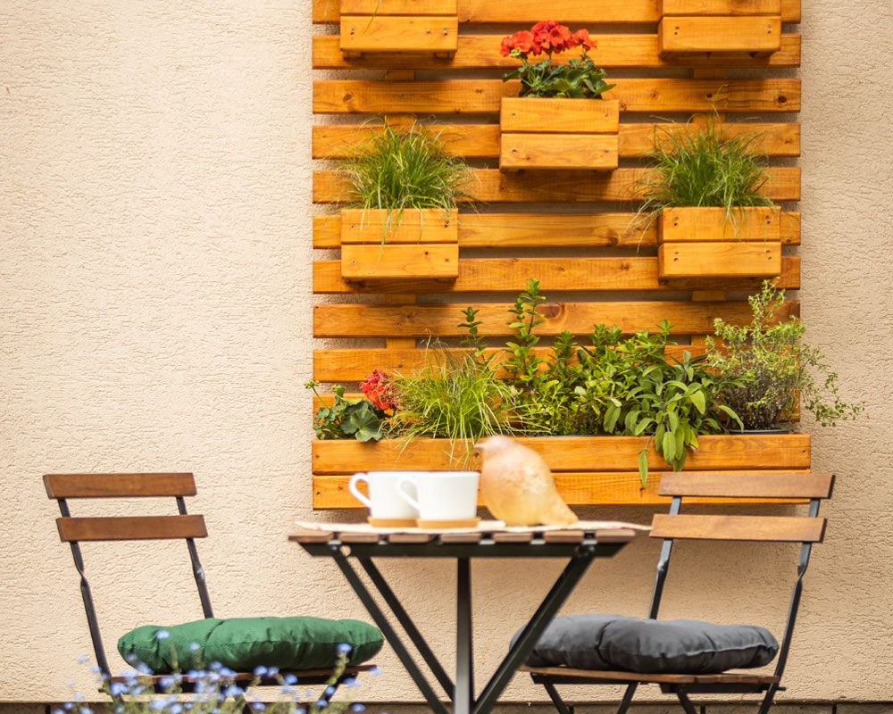 balkon s vertikální zahrádkou vyrobenou z palet