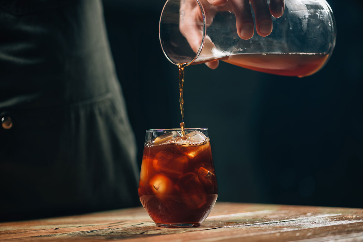 lití kávy Cold brew do sklenice s ledem