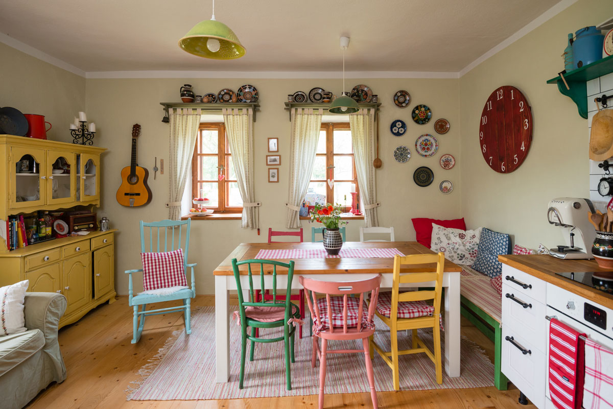 barevná kuchyň v tradiční chalupě s renovovaným nábytkem pomalovaným křídovými barvami