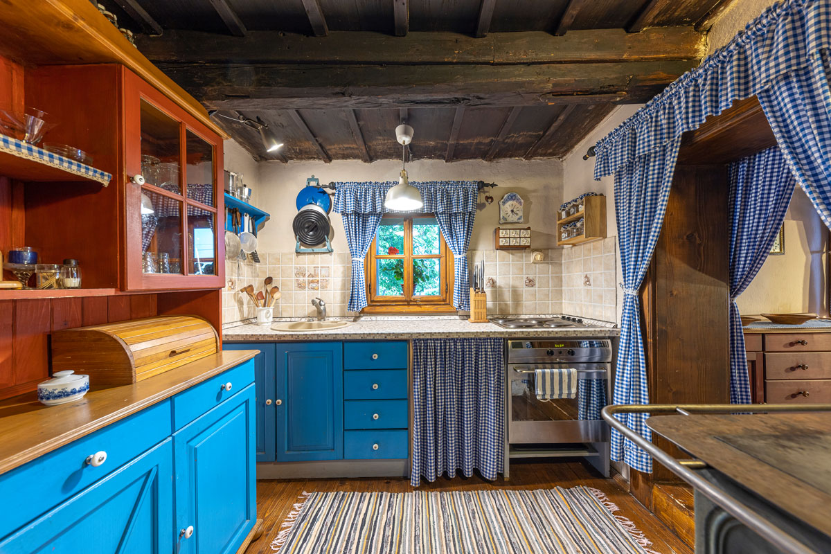 modrá kuchyň v tradičné chalupě