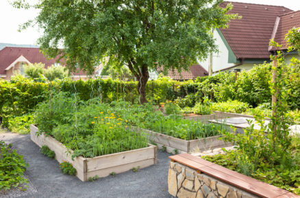 Užitkové vyvýšené dřevěné záhony ve svahovité zahradě