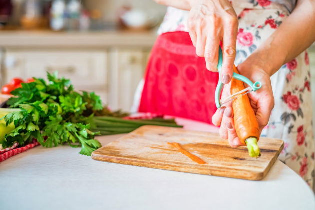 Vegeta ze zeleninových slupek, postřik z chilli semínek a leštěnka na boty z banánových slupek? Jak využít zbytky z vaření doma i v zahradě