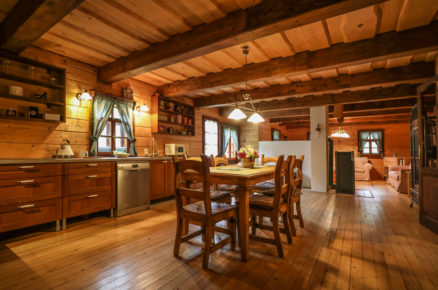 Kuchyň na chalupě s dřevěným obložením a nábytkem