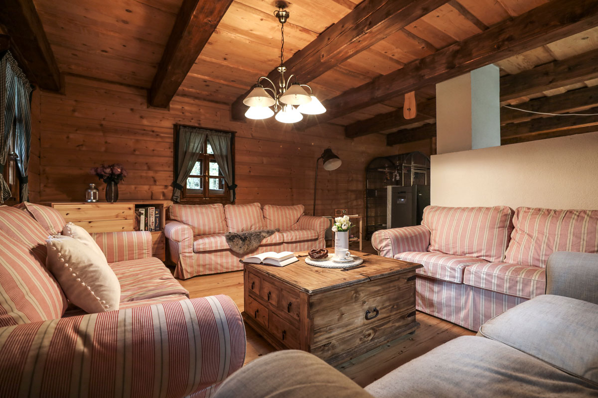 Interiér obývacího pokoje na chalupě