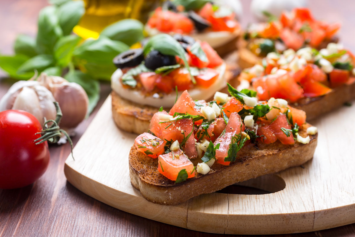 bruschetta s rajčaty, česnekem a bazalkou